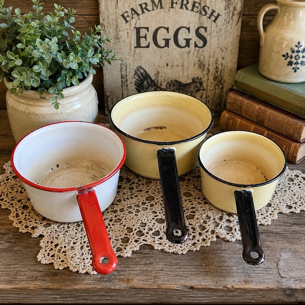VTG Enamelware Pot Set Primitive Farmhouse Kitchen Decor Nesting Pans 3pc